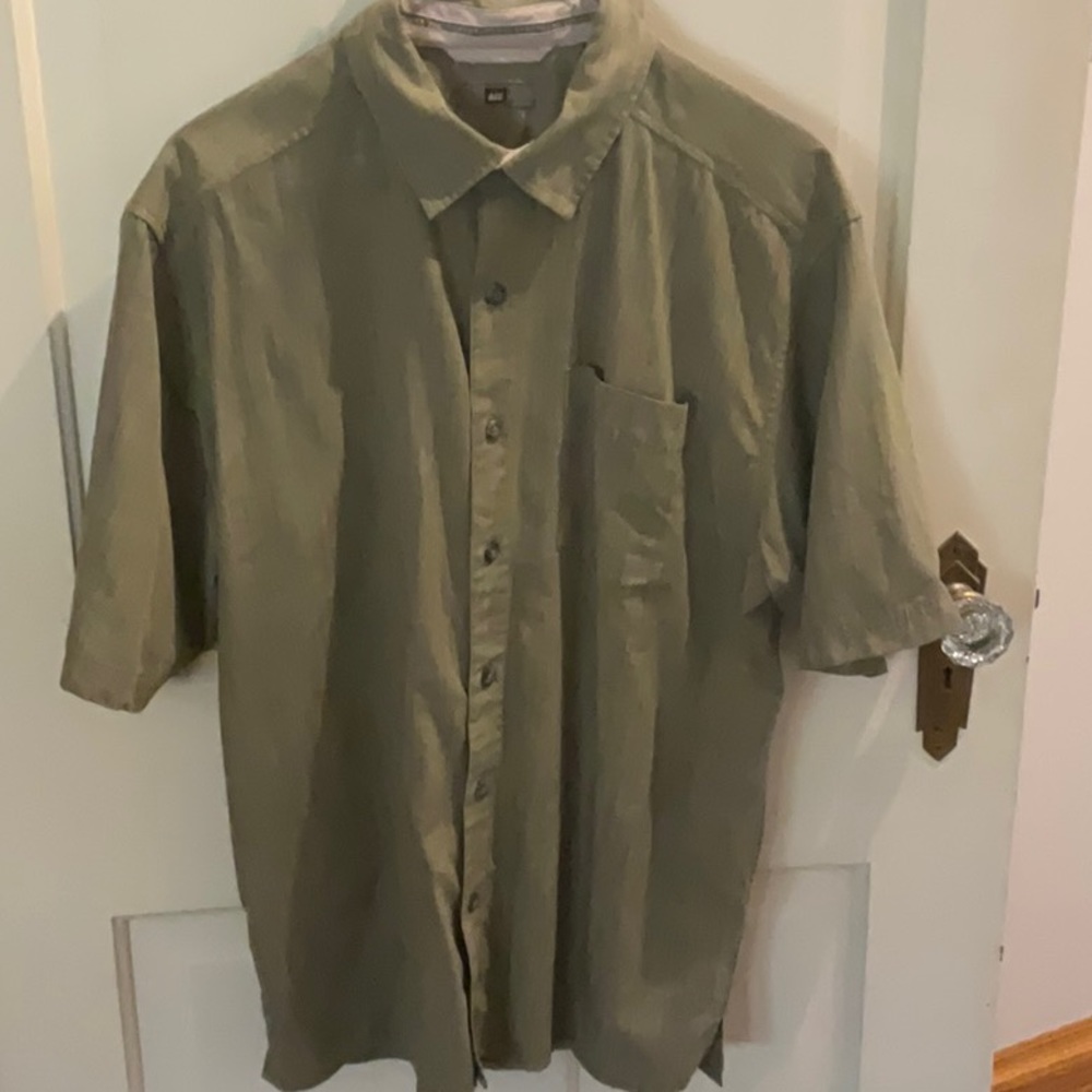 REI short sleeve shirt size M